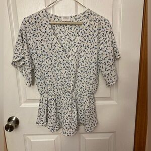 Sienna sky Floral Print V-Neck Blouse - Blue and White Sz small